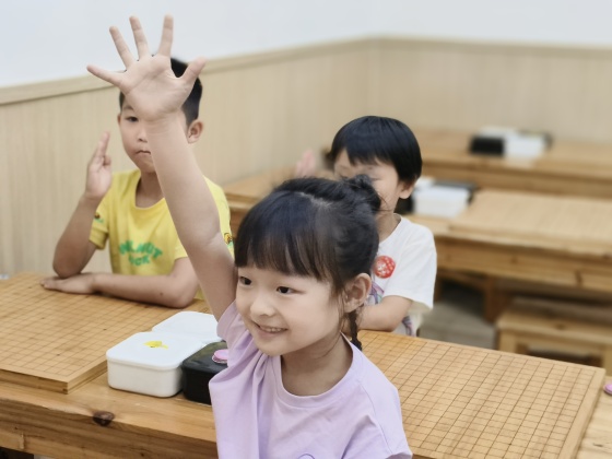 在歡樂的課堂里，孩子們沉浸在愉悅的氛圍中，享受著每一次的探索與學(xué)習(xí)~_副本.jpg
