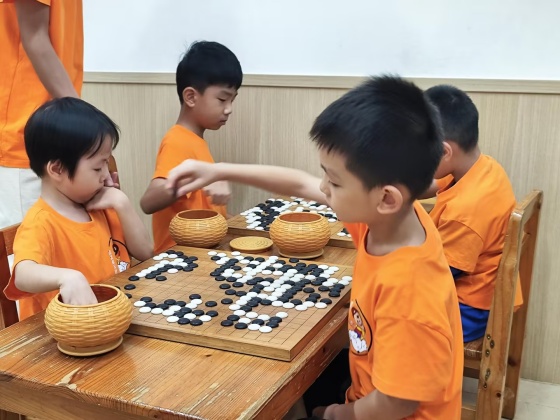 在棋盤上，執(zhí)掌風(fēng)云變化的小棋手_副本.jpg
